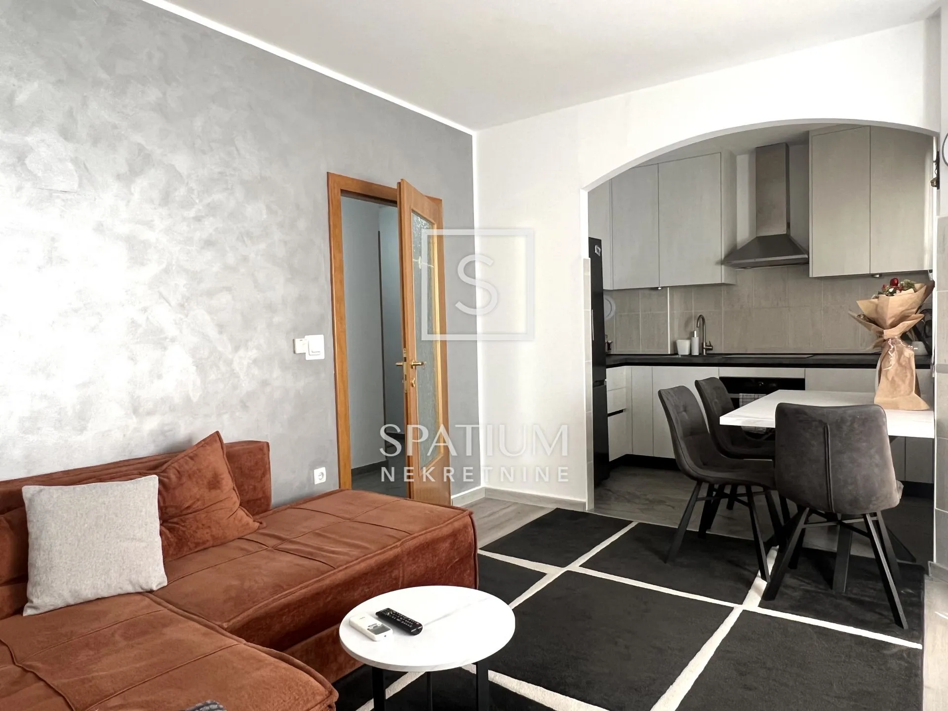 PULA, DVOSOBAN STAN SA TERASOM - cover