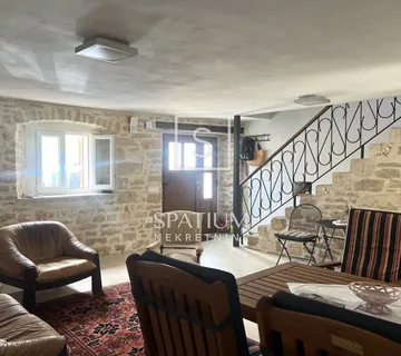 Barban, Kamena Kuća U Nizu