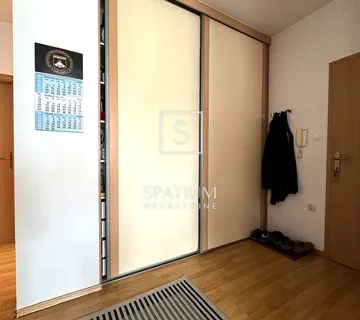 Karlovac, Stambeno - Poslovna Kuća S Tri Stana