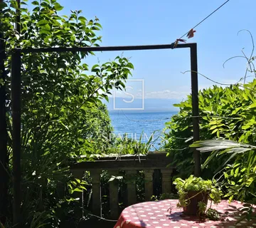 OPATIJA, CENTAR, STAN PODIJELJEN U 2 STAMBENE JEDINICE 100 m OD MORA