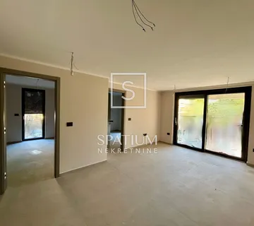 PULA, STAN U PRIZEMLJU KVALITETNE NOVOGRADNJE, 500m OD MORA