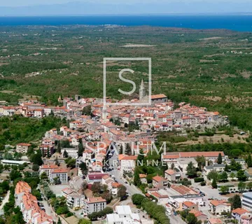 Buje, Kamena Kuća Sa Započetom Renovacijom