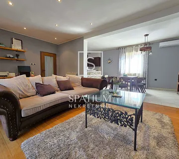 RUPA, OBITELJSKA KUĆA S OKUĆNICOM - cover