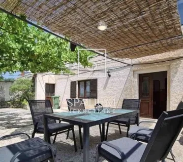 SVETVINČENAT, KUĆA SA DVORIŠTEM - cover