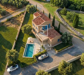 Labin, Samostojeća Kuća S Bazenom