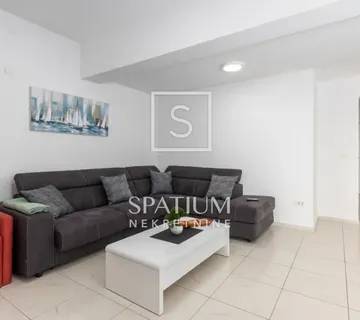 LOVRAN, STAN U NOVIJOJ ZGRADI S BAZENOM - cover