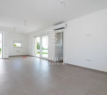 POSEDARJE, KUĆA S DVA STANA I OKUĆNICOM - cover