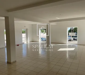 NOVIGRAD, ETAŽA S POSLOVNIM PROSTOROM I APARTMANOM - cover