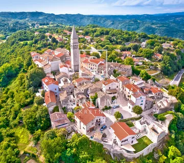 Pićan, Tri Kamene Kuće U Nizu Za Renovaciju S Panoramskim Pogledom