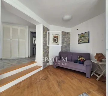 MATULJI, OBITELJSKA KUĆA S VELIKOM OKUĆNICOM - cover