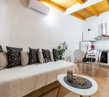 PULA, DVIJE KUĆE SA BAZENOM - cover