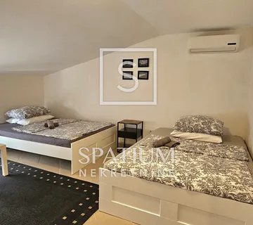 CRIKVENICA, STAN BLIZU MORA I CENTRA PODIJELJEN U TRI APARTMANA - cover