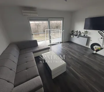 LABIN, KUĆA S DVA STANA NA PROSTRANOJ OKUČNICI - cover