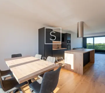 PULA, STAN SA 3 SPAVAĆE SOBE i 2 LOĐE 118 m2 - cover