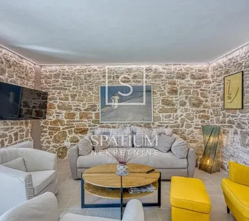 SVETI LOVREČ, AUTOHTONA KAMENA VILA SA BAZENOM - cover