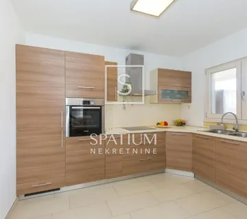 LABIN, KUĆA NA MIRNOJ LOKACIJI - cover