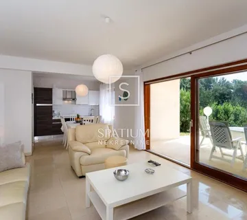 KRK, APARTMAN PRVI RED DO MORA - cover