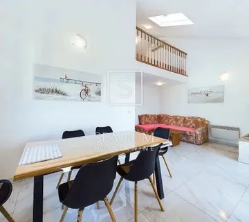 DRAMALJ, DVOETAŽNI STAN SA PANORAMSKIM POGLEDOM - cover