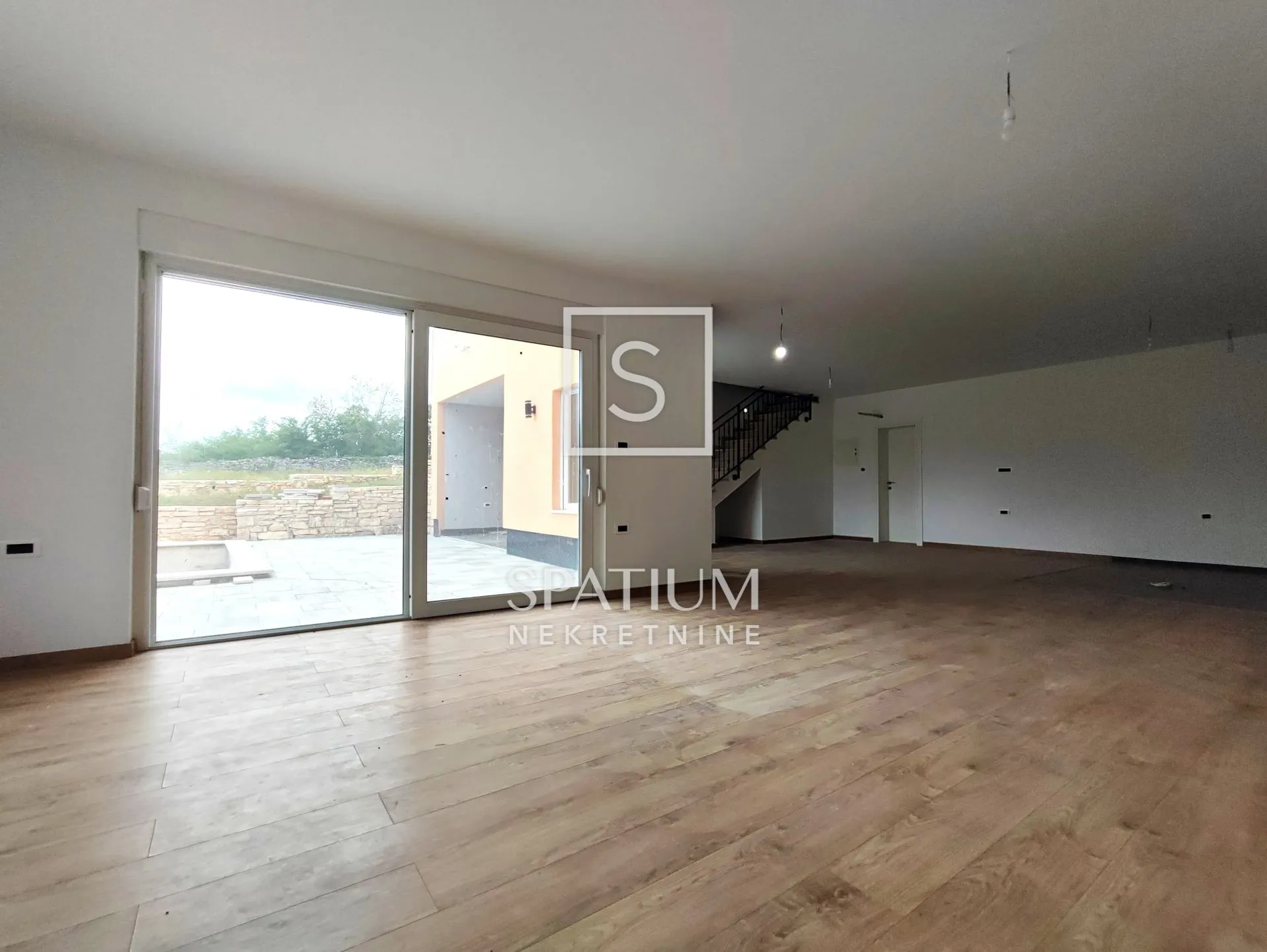 SVETVINČENAT, KUĆA SA BAZENOM NA PROSTRANOM IMANJU - cover