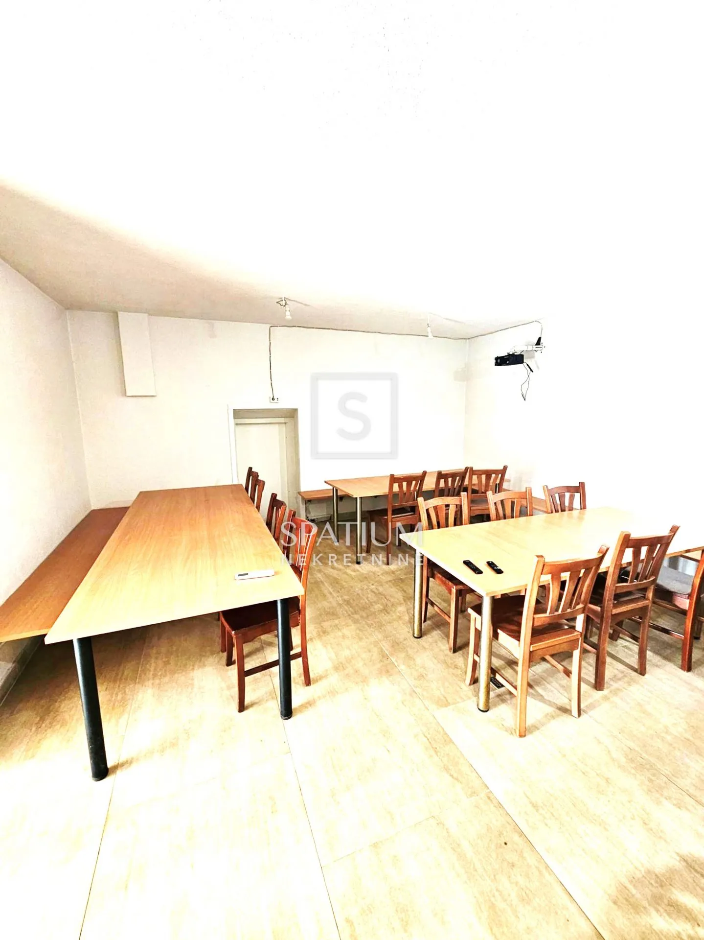 KAŠTELIR, VELIKI STAMBENO–POSLOVNI KOMPLEKS, KAPACITET 52 OSOBE - cover