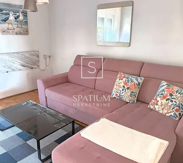 TRSAT, DVOSOBAN STAN S DNEVNIM BORAVKOM I POGLEDOM NA MORE, ZA NAJAM - cover