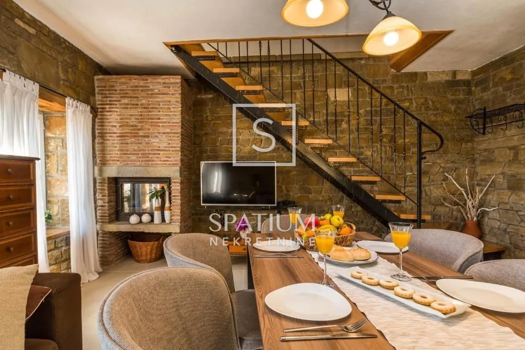 OPRTALJ, AUTOHTONA KAMENA KUĆA SA BAZENOM - cover