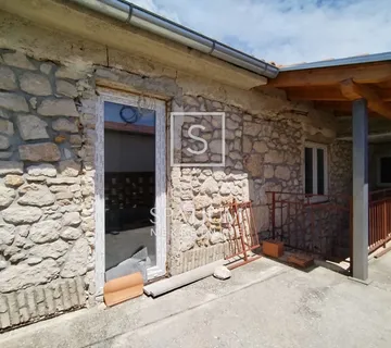 BRIBIR, AUTOHTONA KUĆA U VISOKOM ROH BAU  - cover