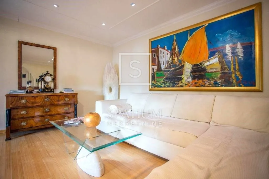 OPATIJA, STAN U CENTRU U POVIJESNOJ VILI - cover