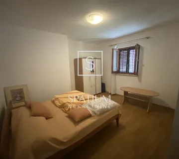 POREČ, SAMOSTOJEĆA KUĆA S VIŠE STAMBENIH JEDINICA NA MIRNOJ LOKACIJI - cover