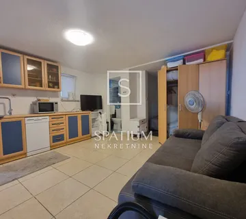 CRIKVENICA, KUĆA S DVA APARTMANA NA ODLIČNOJ LOKACIJI - cover