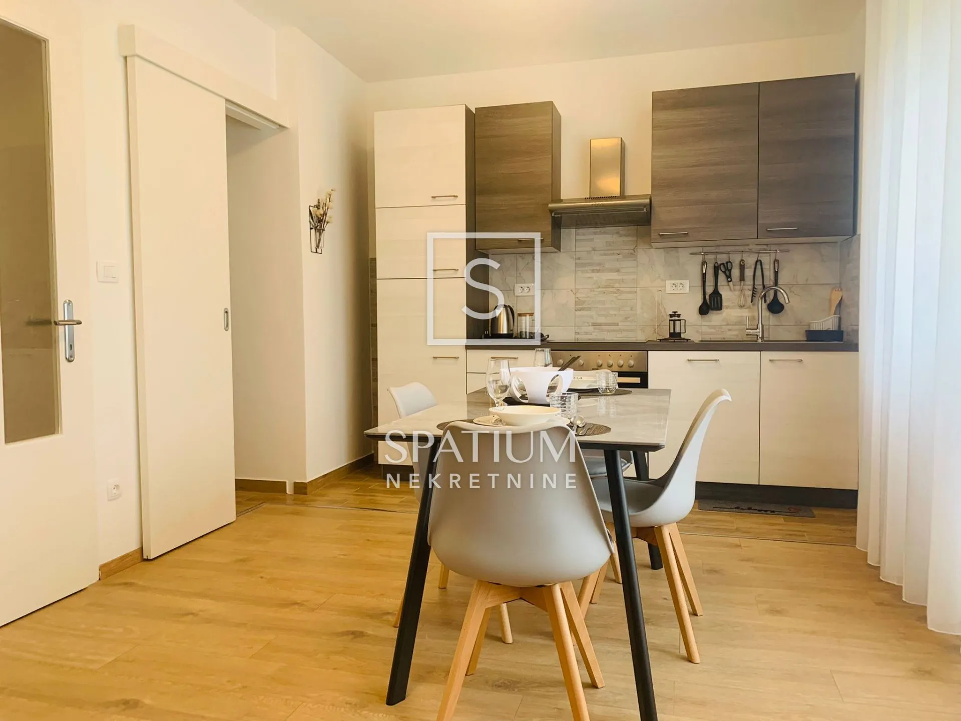 BANDEROVO, NOVOUREĐENI STAN ZA NAJAM - cover