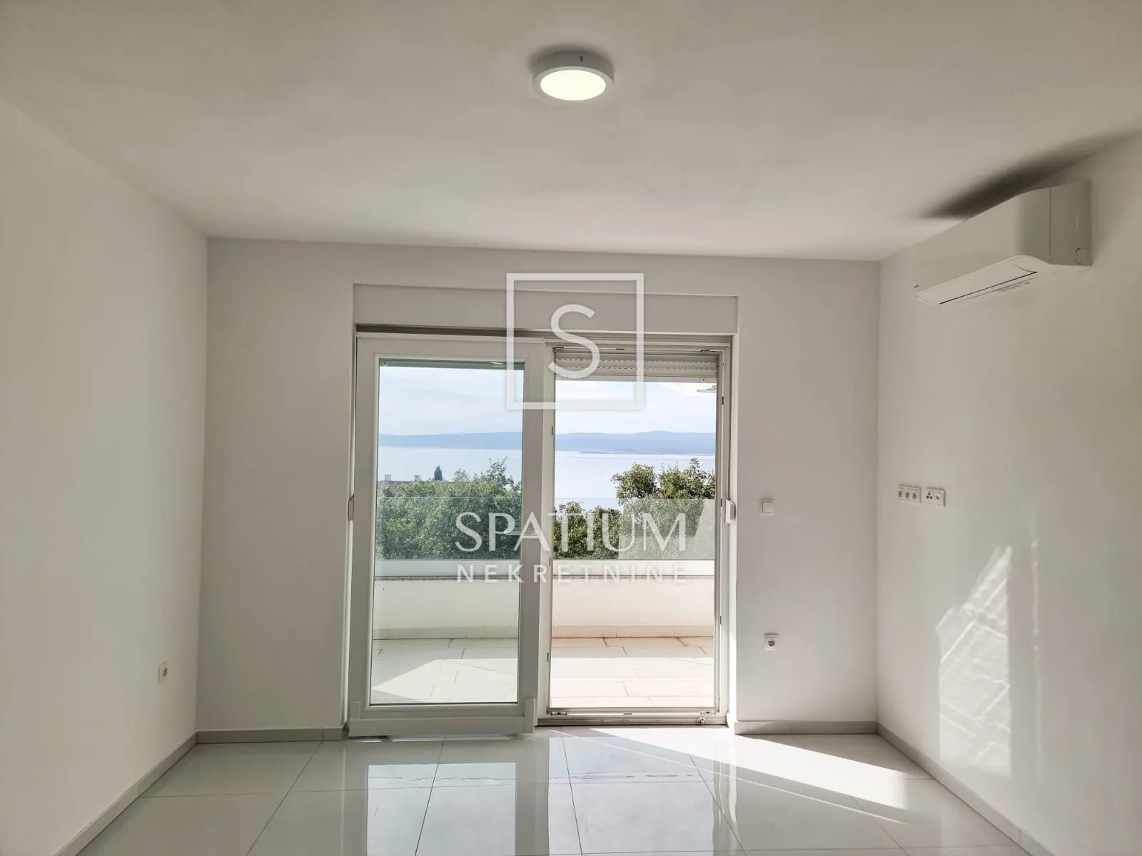 CRIKVENICA, STAN BLIZU MORA - cover