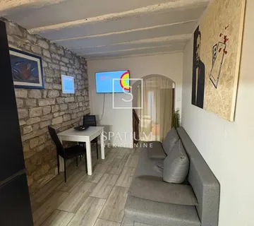 ROVINJ, POSLOVNI PROSTOR U CENTRU ROVINJA, U NARAVI STAN - cover