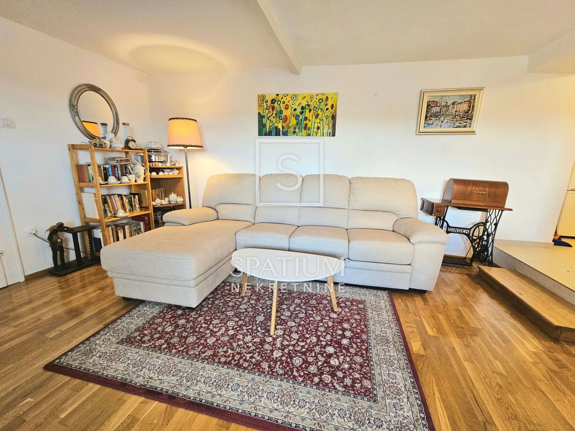 MOTOVUN, DVOSOBAN STAN U STAROGRADSKOJ JEZGRI S POGLEDOM  - cover