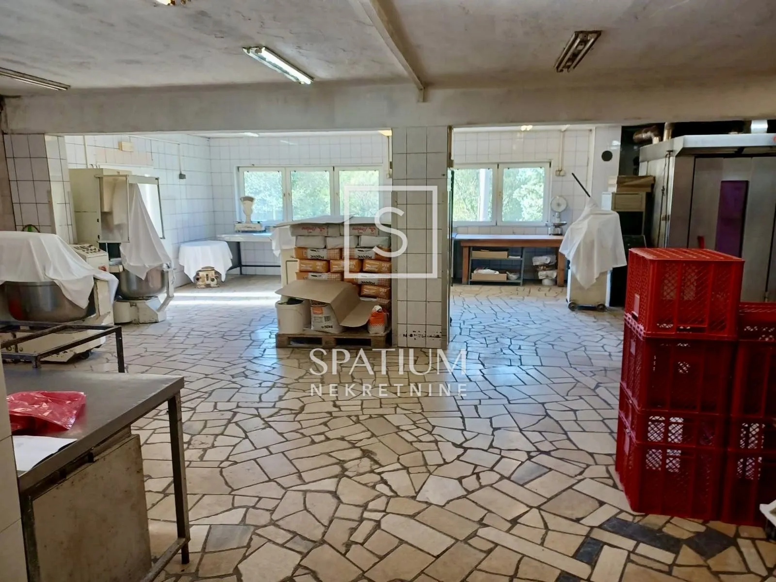 CRIKVENICA, POSLOVNI PROSTOR U ZALEĐU - cover