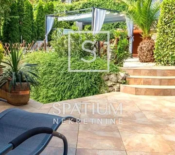 OPATIJA, VILA SA ČETIRI STANA NA VRHUNSKOJ LOKACIJI - cover