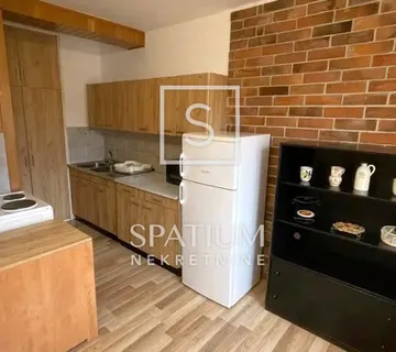 DONJA VEŽICA. TROSOBAN STAN ZA STUDENTE - cover