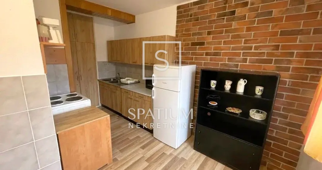 DONJA VEŽICA. TROSOBAN STAN ZA STUDENTE - cover