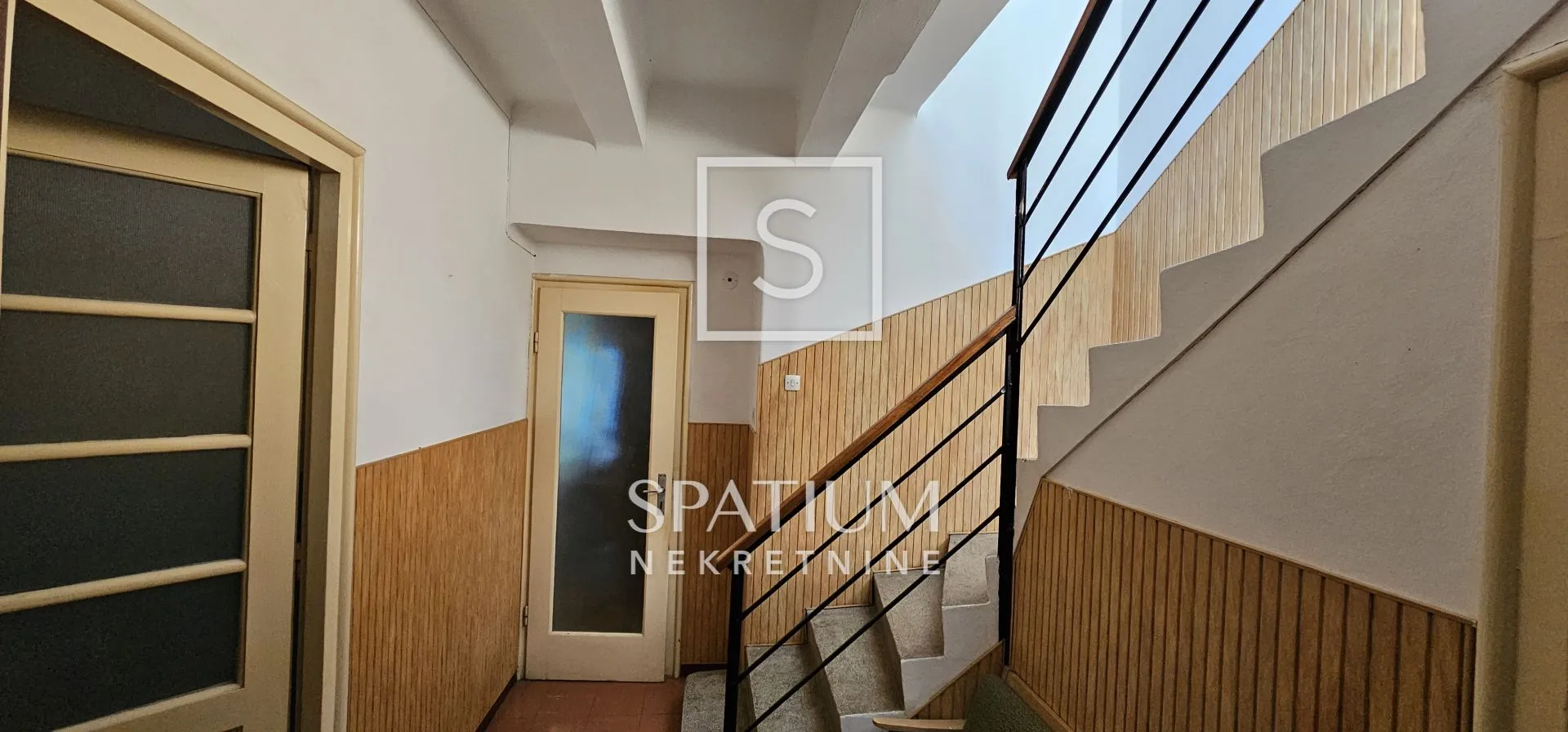 CRIKVENICA, SAMOSTOJEĆA KUĆA S OKUĆNICOM BLIZU CENTRA - cover