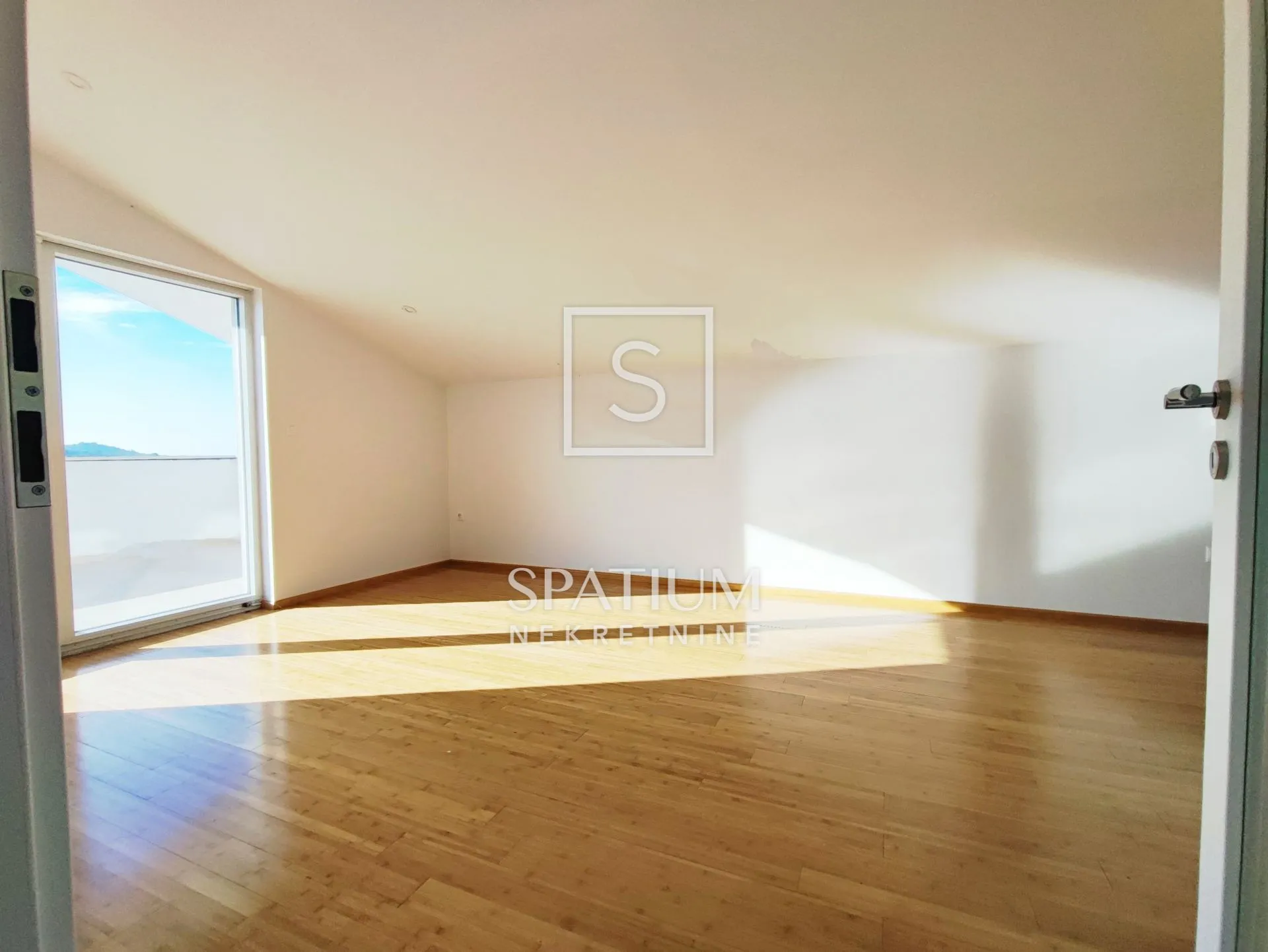 POREČ, STAN NA TRI ETAŽE S PRIVATNIM BAZENOM I DVORIŠTEM - cover