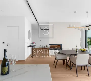 POREČ, LUKSUZNI PENTHOUSE 600 M OD MORA S JACUZZIJEM I PANORAMSKIM POGLEDOM - cover