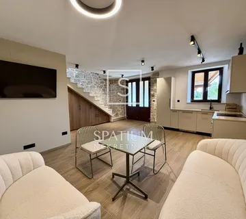 KAŠTELIR, ADAPTIRANA KAMENA KUĆA S BAZENOM - cover