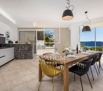 KRALJEVICA, VILA S BAZENOM, PROSTRANOM OKUĆNICOM I PANORAMSKIM POGLEDOM NA MORE - cover