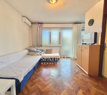 KRNJEVO, STAN S BALKONOM I VLASTITOM OKUĆNICOM - cover