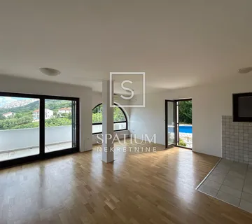 KRK, BATOMALJ, STAN U PRIZEMLJU - cover