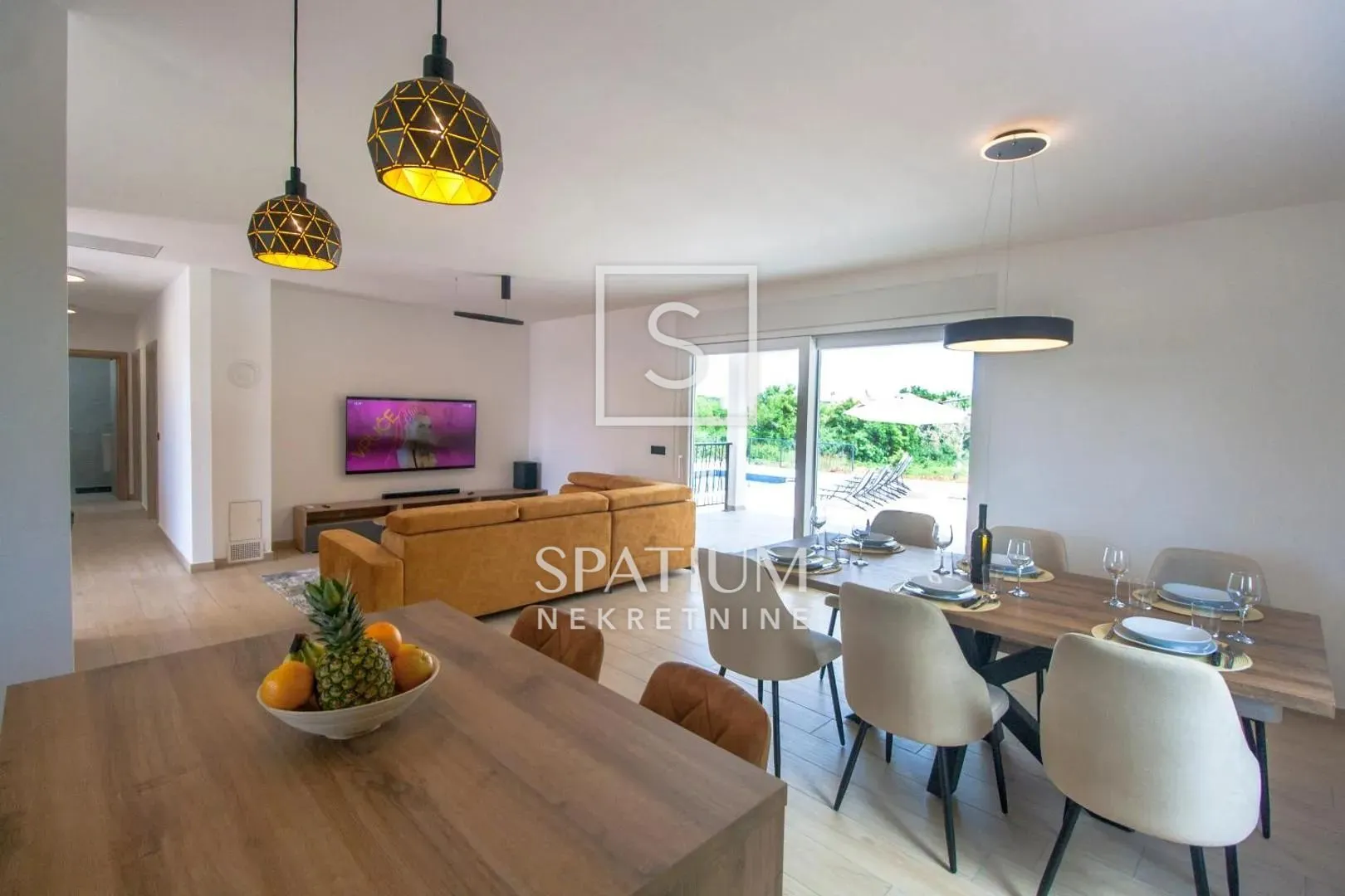 LABIN OKOLICA - PRIZEMNICA SA BAZENOM, KONOBOM I 3800m2 OKUĆNICE - cover