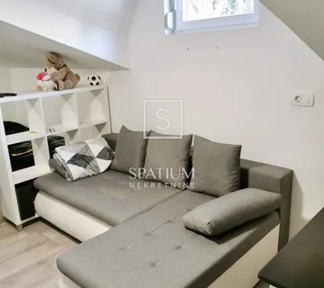 LOVRAN, STAN S GARSONIJEROM I PARKINGOM BLIZU MORA - cover