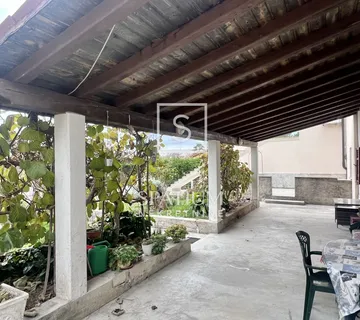 LABIN, KUĆA ZA RENOVACIJU SA OKUĆNICOM NA 5 min OD CENTRA GRADA - cover