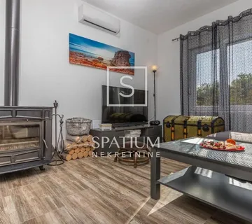 CRIKVENICA, GRIŽANE, DVIJE KUĆE I BAZEN - cover