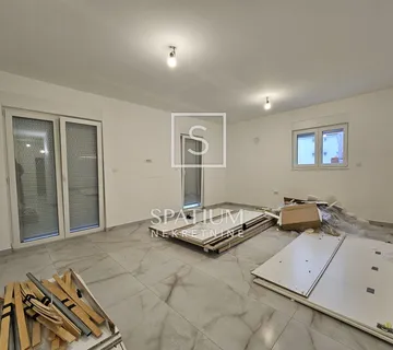 VIŠKOVO, NOVOGRADNJA, STAN U PRIZEMLJU S 120M2 OKUĆNICE - cover